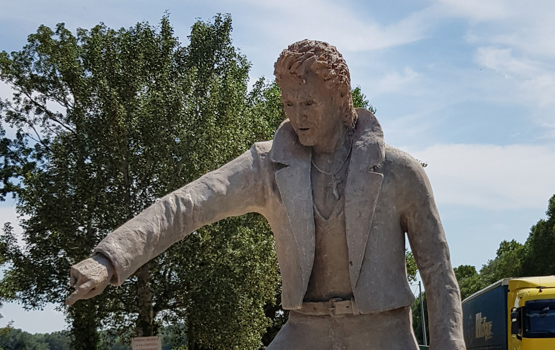 Qui A Fait La Statue De Johnny Hallyday Lieu de mémoire de Johnny Hallyday - Mas Saint Antoine, Gîtes et