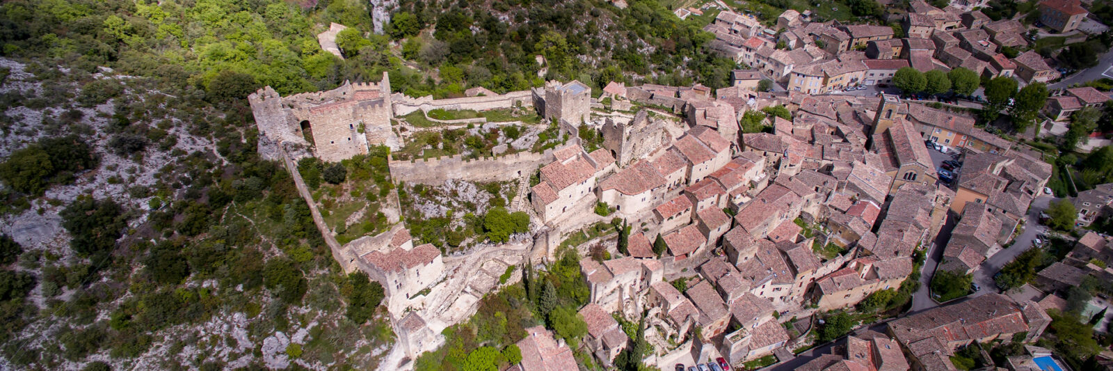 Saint-Montan en Ardèche, village médiéval restauré perché sur le rocher de l'Agache au coucher du soleil