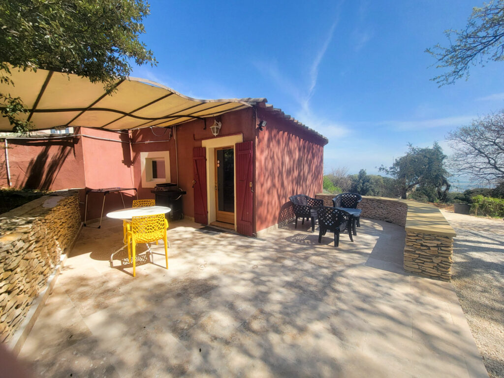 Home L’Olivier at Mas Saint Antoine — shaded Mediterranean patio and access to the park, for family holidays in Ardèche