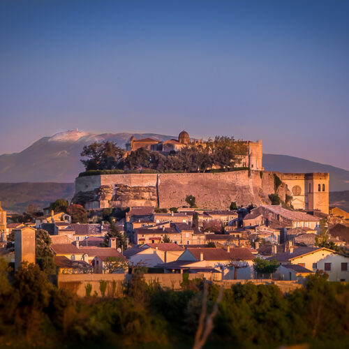 Vue du château de Grignan dominant le village médiéval, Drôme provençale, à 30 minutes du Mas Saint Antoine