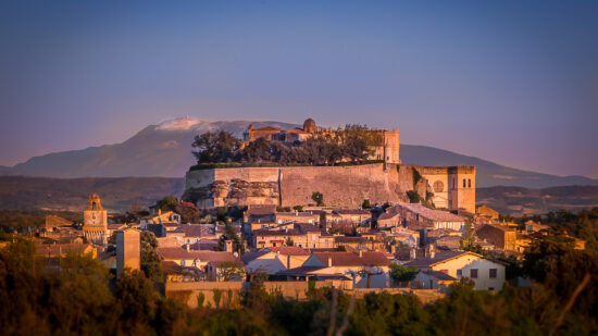 Vue du château de Grignan dominant le village médiéval, Drôme provençale, à 30 minutes du Mas Saint Antoine