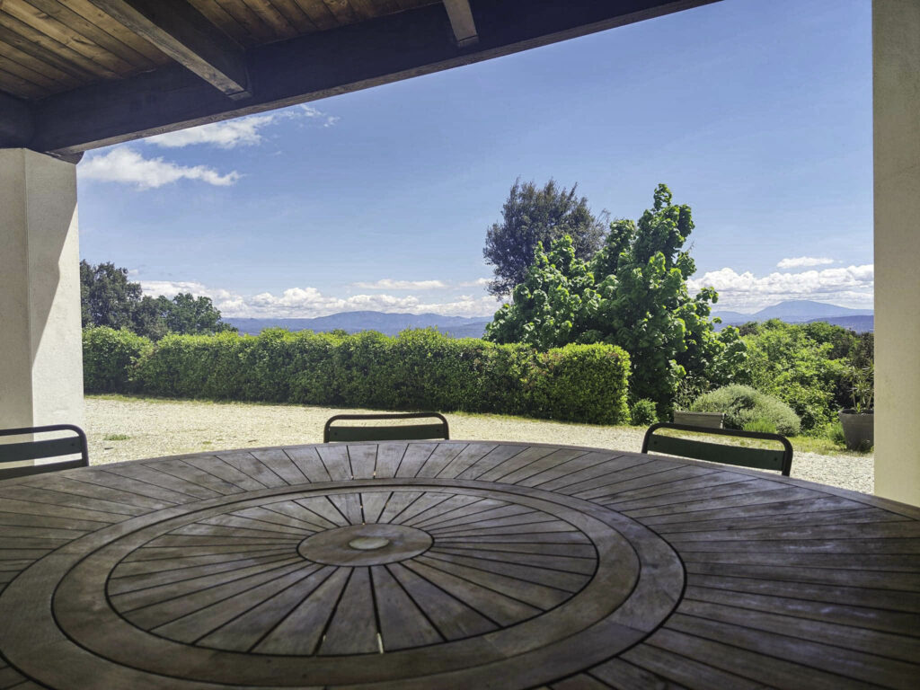 Grande tablée d'un groupe en vacances sur la terrasse du Mas Saint Antoine face au Mont Ventoux, en Ardèche