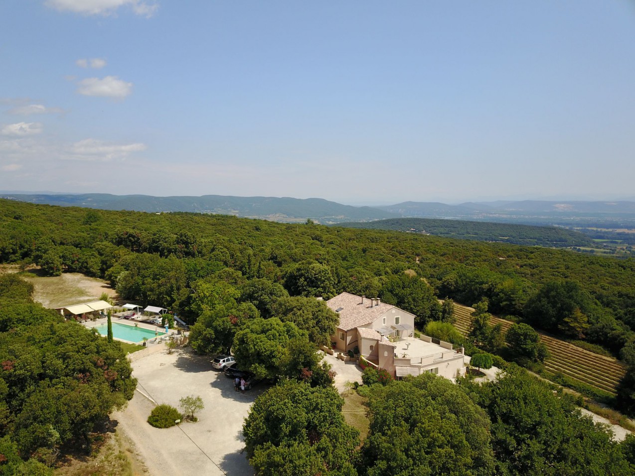 Vue d'ensemble du domaine du Mas Saint Antoine, ses gîtes et son parc à Bourg-Saint-Andéol en Ardèche méridionale