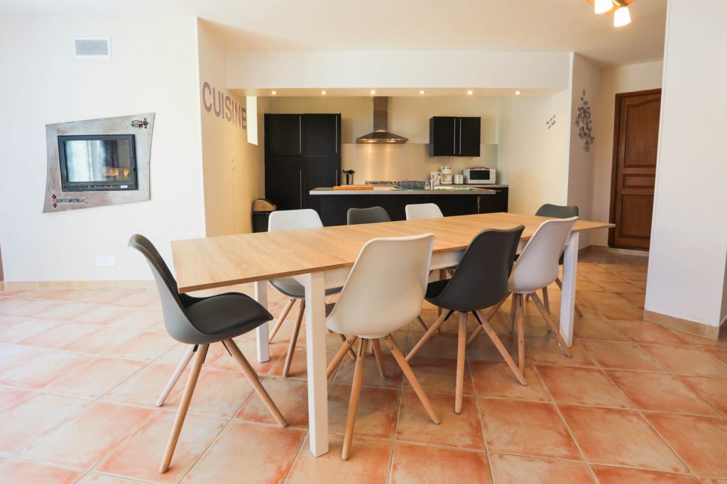 Large cottage Les Cigales at Mas Saint Antoine — kitchen and dining area for 10 guests, ideal for family holidays in Ardèche