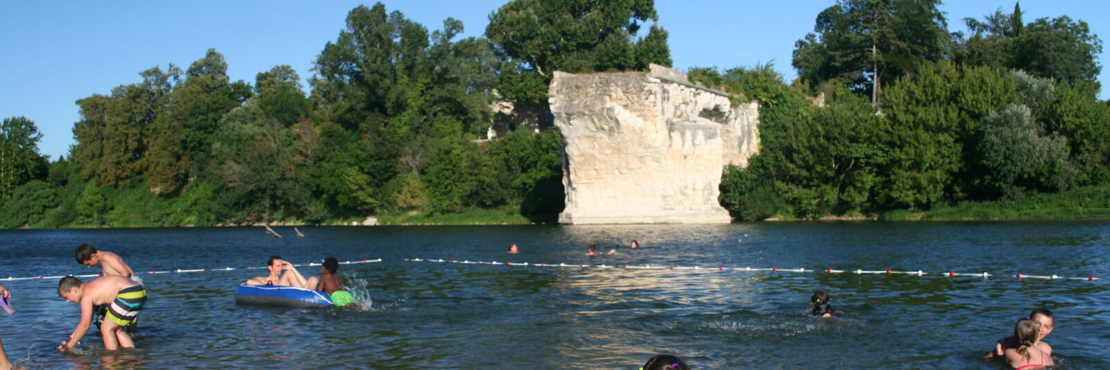 Plage de galets bordant l'Ardèche, parfaite pour la baignade en famille avec enfants