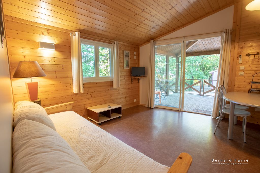 Wooden chalet Le Vieux Chêne at Mas Saint Antoine — chalet for 7 in the shade of oak trees, ideal for family holidays in Ardèche