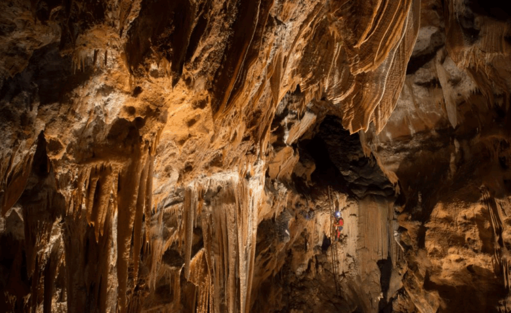 Parcours spéléo avec tyrolienne