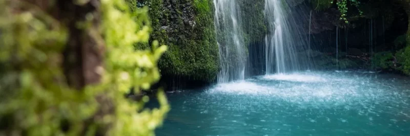 Famille visitant une grotte en Ardèche par temps de pluie