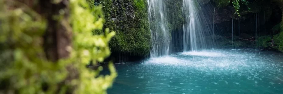 Famille visitant une grotte en Ardèche par temps de pluie