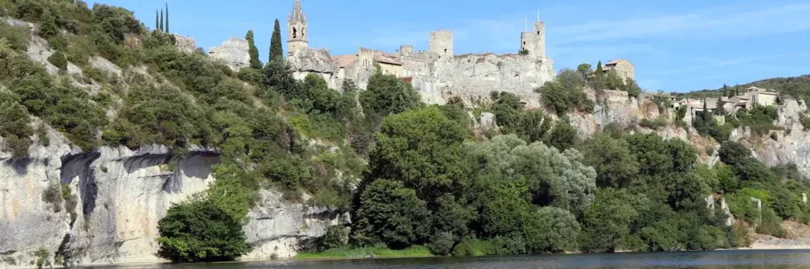 Village médiéval d'Aiguèze perché sur sa falaise au-dessus des Gorges de l'Ardèche