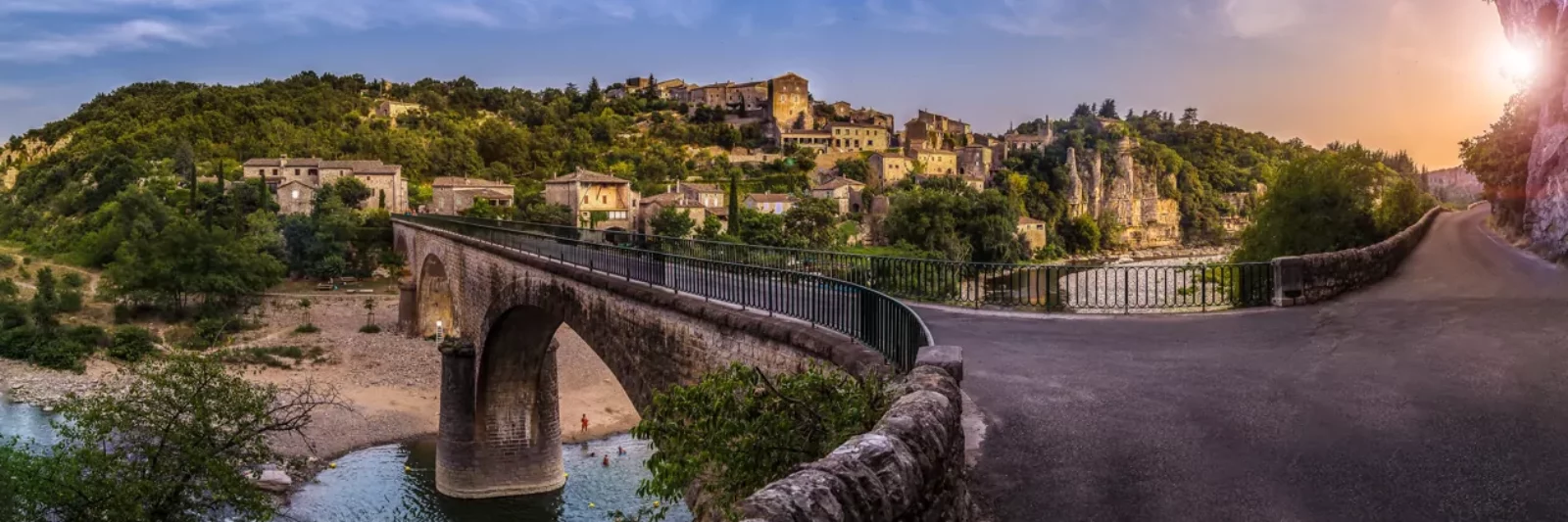 Village médiéval de Balazuc accroché à sa falaise calcaire au-dessus de la rivière Ardèche