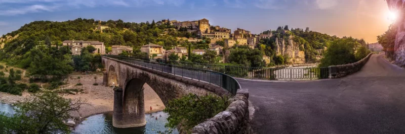 Village médiéval de Balazuc accroché à sa falaise calcaire au-dessus de la rivière Ardèche