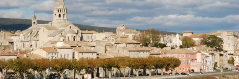 Vue panoramique de Bourg-Saint-Andéol sur les bords du Rhône en Ardèche