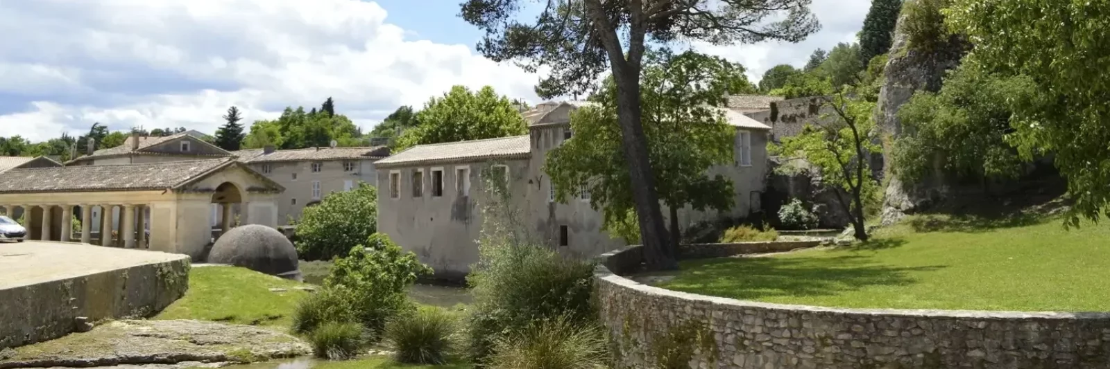 Résurgence vauclusienne des Gouls de Tourne à Bourg-Saint-Andéol, eau claire émergeant de la roche