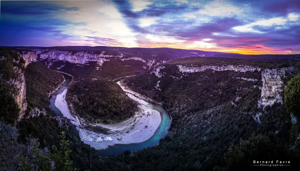 Belvédère du Serre de Tourre – Gorges de l’Ardèche Vue panoramique sur les Gorges de l'Ardèche depuis le belvédère du Serre de Tourre, méandre de la rivière 200 mètres en contrebas