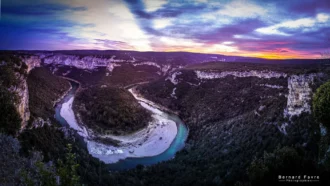 Vue panoramique sur les Gorges de l'Ardèche depuis le belvédère du Serre de Tourre, méandre de la rivière 200 mètres en contrebas