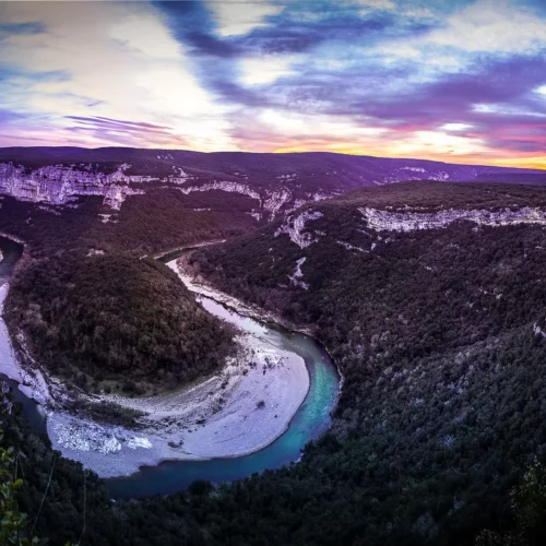 Vue panoramique sur les Gorges de l'Ardèche depuis le belvédère du Serre de Tourre, méandre de la rivière 200 mètres en contrebas