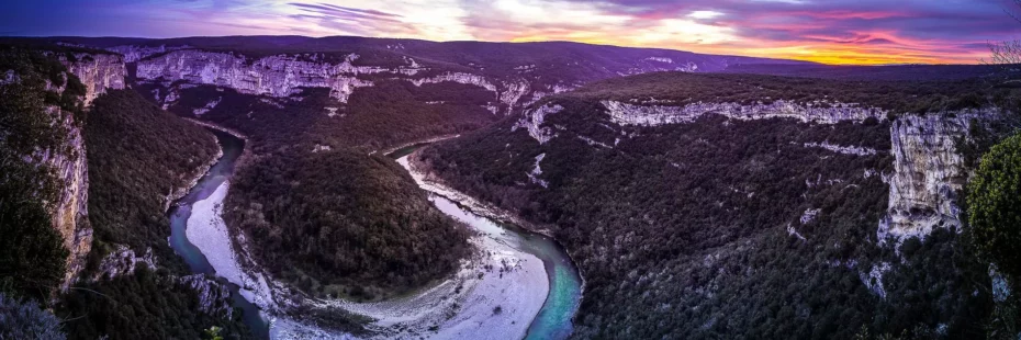 Vue panoramique sur les Gorges de l'Ardèche depuis le belvédère du Serre de Tourre, méandre de la rivière 200 mètres en contrebas