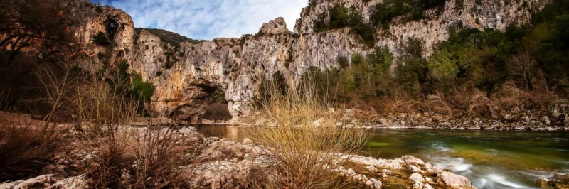 Le Pont d'Arc en Ardèche méridionale, arche naturelle au-dessus de la rivière