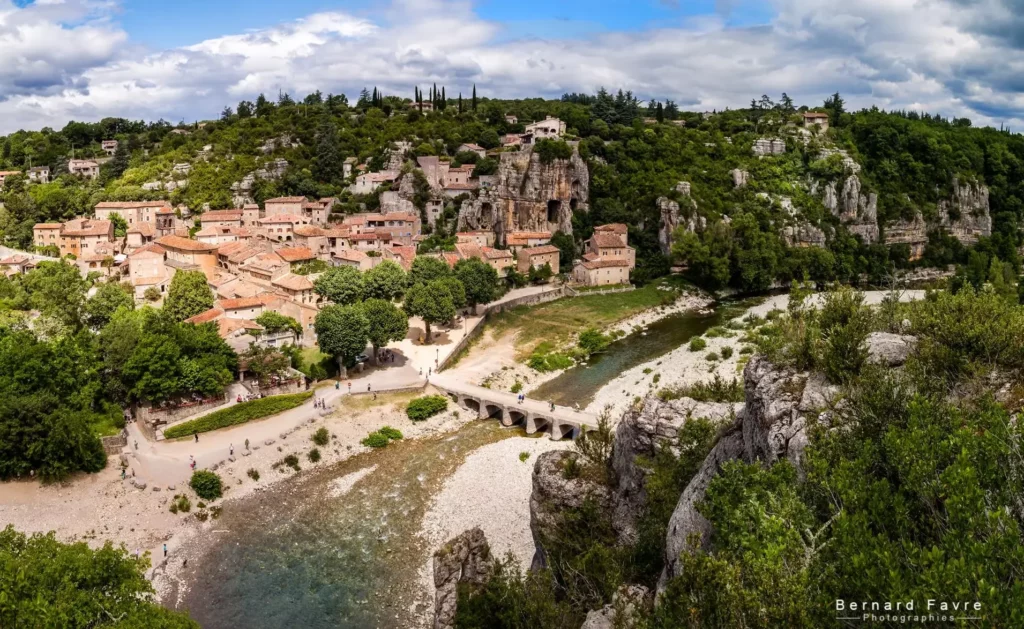 Village-de-la-Baume-avec-une-vue-panoramique Village de Labeaume vu du ciel.