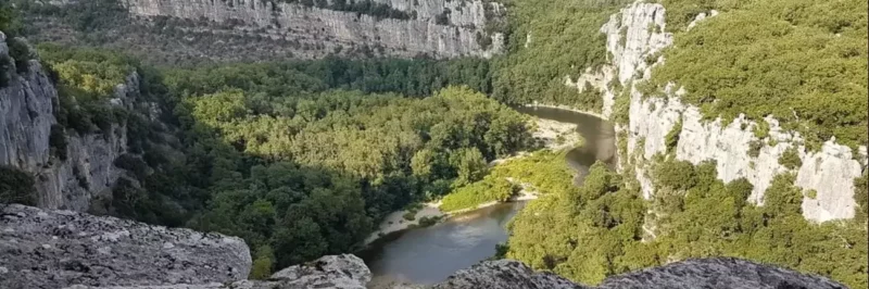 Roches calcaires aux formes étranges du Bois de Païolive en Ardèche, labyrinthe naturel
