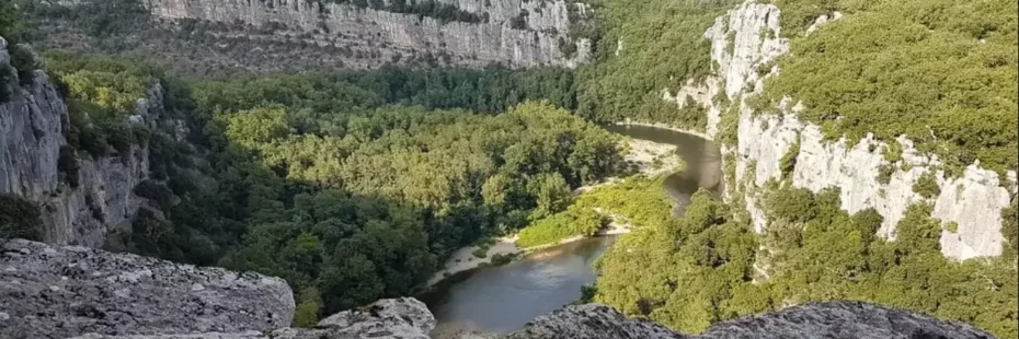 Roches calcaires aux formes étranges du Bois de Païolive en Ardèche, labyrinthe naturel