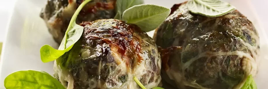 Caillettes ardéchoises traditionnelles aux blettes sur plat en terre cuite avec pommes de terre sautées