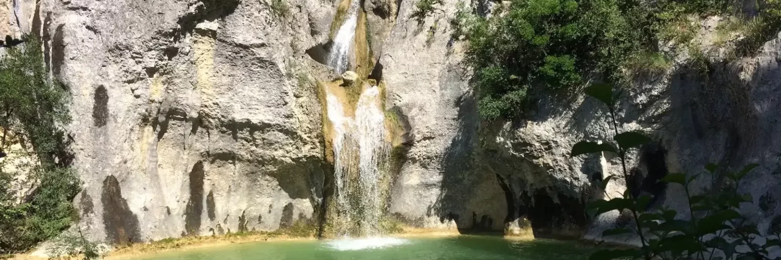 Double cascade du Gour de la Sompe à Lagorce, Ardèche, eau émeraude au pied des falaises