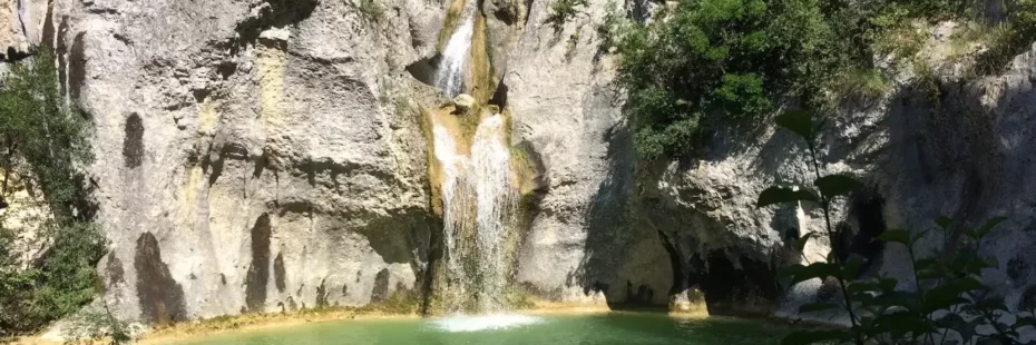 Double cascade du Gour de la Sompe à Lagorce, Ardèche, eau émeraude au pied des falaises