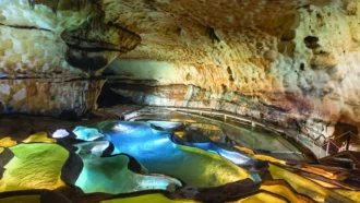 Cascade de gours unique en Europe à la Grotte de Saint-Marcel d'Ardèche avec scénographie lumineuse
