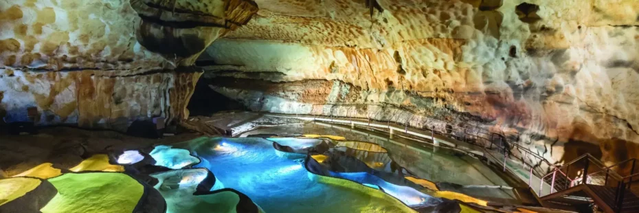 Cascade de gours unique en Europe à la Grotte de Saint-Marcel d'Ardèche avec scénographie lumineuse