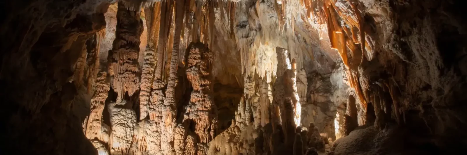 Spectacle son et lumière dans la Salle du Chaos à la Grotte de la Madeleine en Ardèche