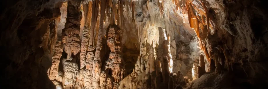 Spectacle son et lumière dans la Salle du Chaos à la Grotte de la Madeleine en Ardèche
