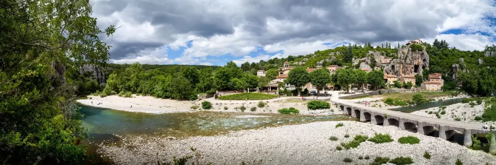 Village médiéval de Labeaume au pied des falaises calcaires au bord de la rivière Beaume turquoise