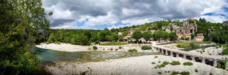 Village médiéval de Labeaume au pied des falaises calcaires au bord de la rivière Beaume turquoise