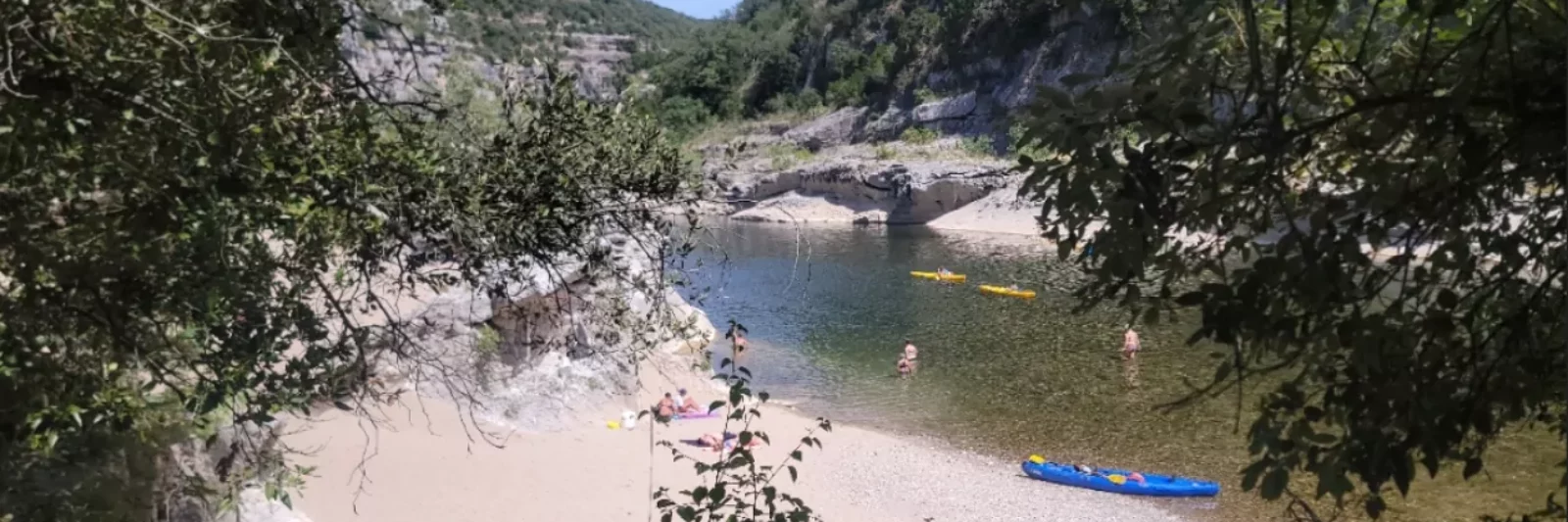 Baignade en rivière et ambiance estivale en plein été en Ardèche méridionale en août