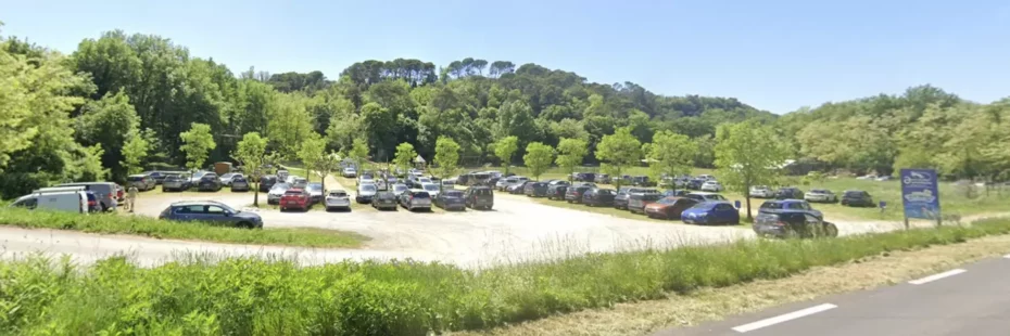 Enfants jouant dans les filets suspendus du Parc Casse Noisette à Saint-Julien-de-Peyrolas