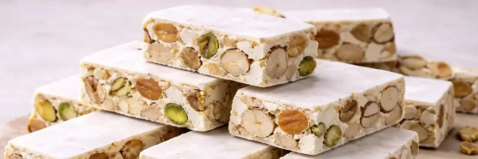 Nougat de Montélimar IGP en vitrine d'une fabrique artisanale en Drôme provençale