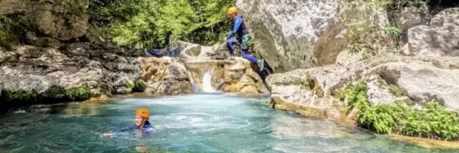 Canyoning en Ardèche, descente d'une cascade en rappel dans un canyon