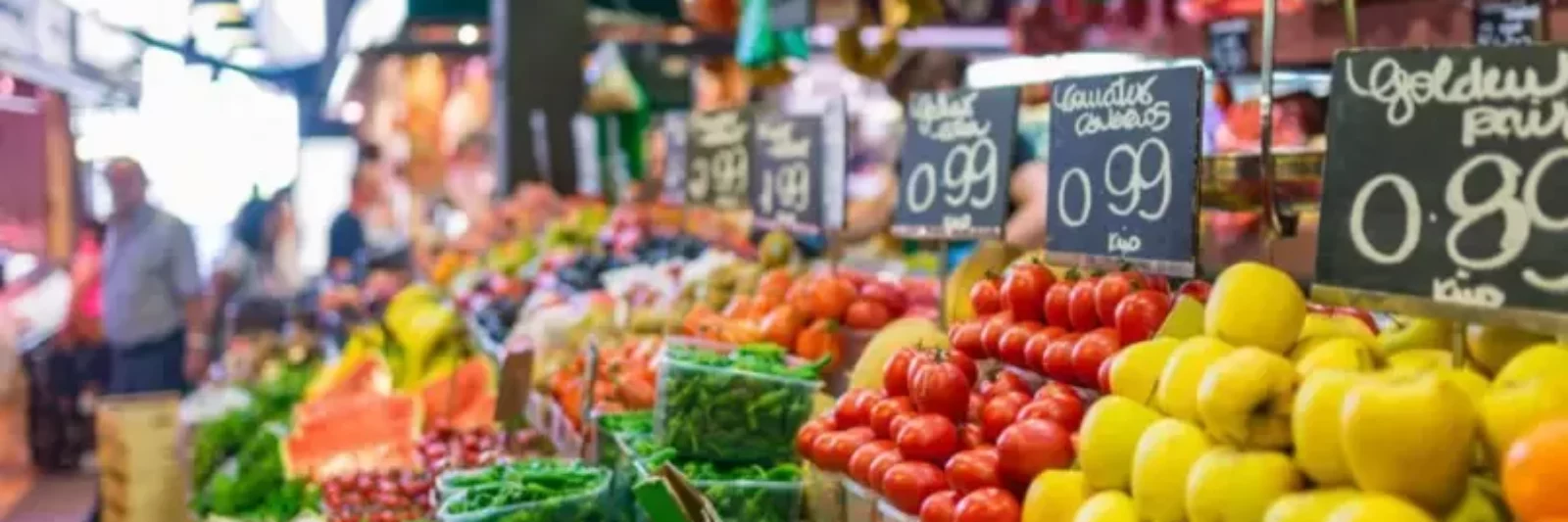 Étal coloré de fruits et légumes sur un marché provençal d'Ardèche méridionale