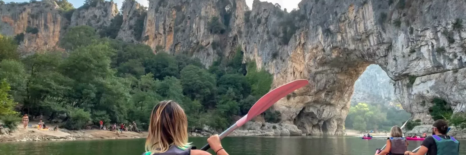 Le Pont d'Arc, grande arche naturelle enjambant la rivière Ardèche au soleil
