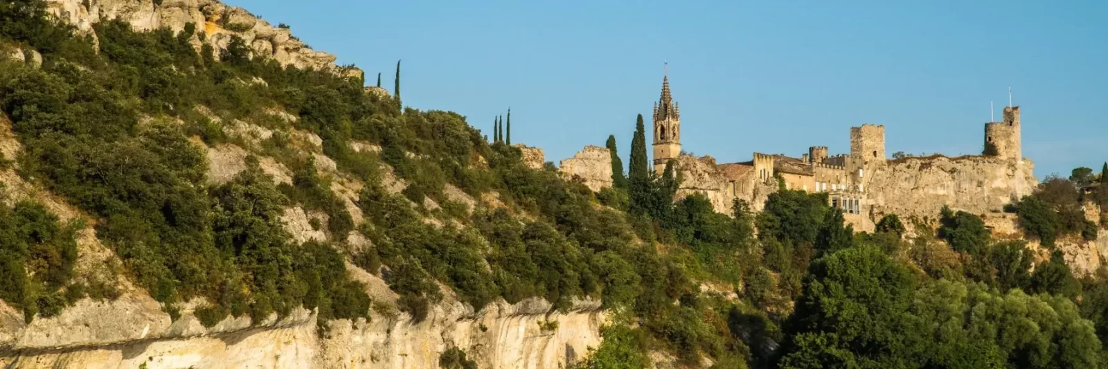 Aiguèze, plus beau village médiéval perché sur les Gorges de l'Ardèche en France