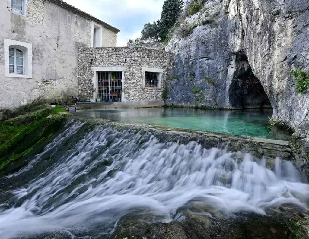 Sentier de randonnée en Ardèche méridionale avec vue panoramique sur les Gorges
