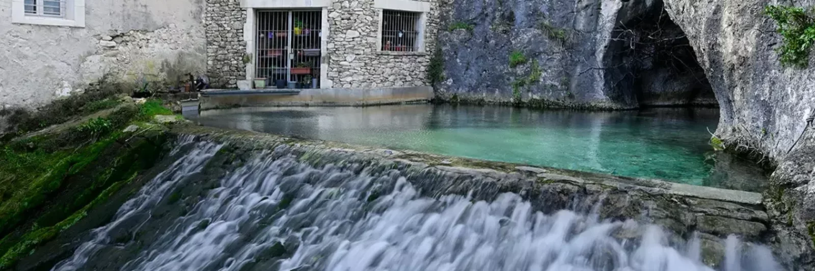Sentier de randonnée en Ardèche méridionale avec vue panoramique sur les Gorges