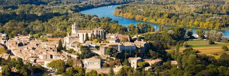 Équipe en séminaire entreprise dans un domaine privatisé en Ardèche méridionale