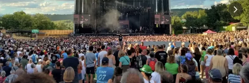 Festival Aluna à Ruoms en Ardèche méridionale, scène et foule de festivaliers fin juin