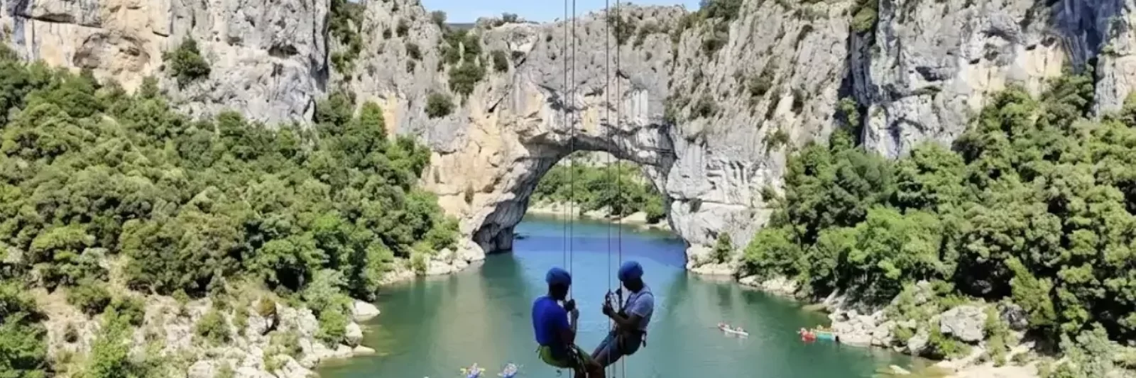 Falaise calcaire d'escalade en Ardèche méridionale, près de Saint-Montan