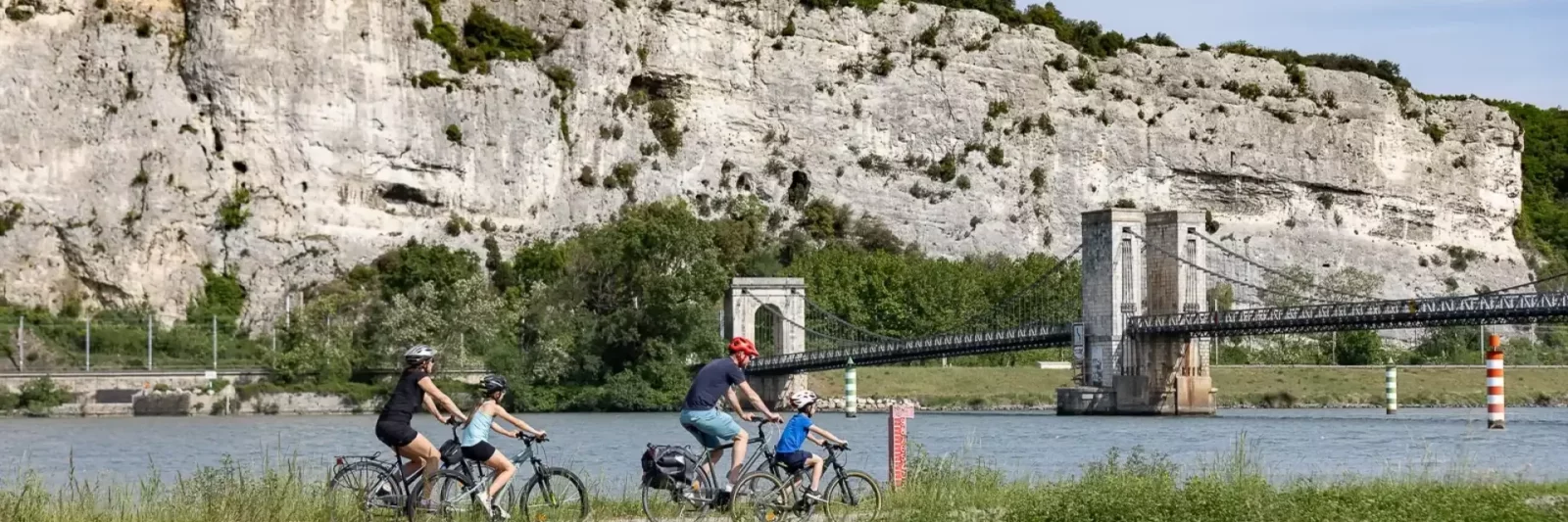 Cyclistes sur la ViaRhôna le long du Rhône, voie verte ombragée près de Bourg-Saint-Andéol