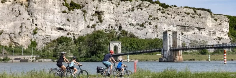 Cyclistes sur la ViaRhôna le long du Rhône, voie verte ombragée près de Bourg-Saint-Andéol