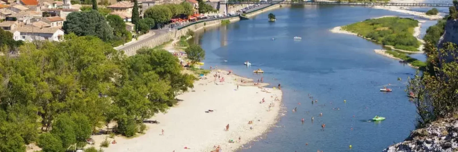 Plage de rivière à Saint-Martin-d'Ardèche, eau claire et falaises des gorges en arrière-plan